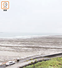 駛至青島站至北鄉站之間，可看到有「鬼之洗衫板」之稱的波狀岩，相當壯觀。