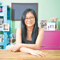周靈山，愛情及食譜專欄作家。後創辦網站lively.com.hk，推廣懂愛、懂吃、懂心靈快樂的人生。