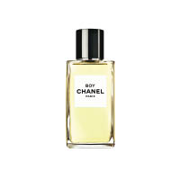 Chanel Les Exclusifs Boy香水 $1,715/75ml、 $3,250/200ml（D）<br>同時散發薄荷及玫瑰香氣，令玫瑰天竺葵更引人入勝，加上薰衣草、香豆素及苔蘚等香調，令人無法抗拒。