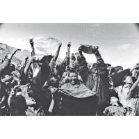 甘肅藏人在拉卜楞寺的傳統儀式上，迎灑聖水接受祝福。