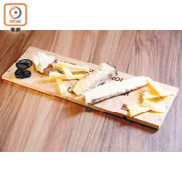 'Les frères Marchand' Seasonal Cheese Selection（5 Cheeses） $295<br>（右起）由清鮮到鹹香濃郁的Mothais Gros sur Feuille、Tomme de Napoléon、Moelleux du Revard、Brie de Meaux以及陳放3年的Gouda。