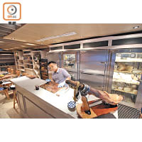 餐廳經理Gian Carlo會因應客人要求，在法式美食店代客挑選心水芝士。