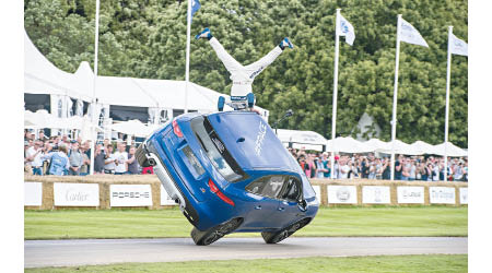 在英國Goodwood Festival Of Speed活動中，Jaguar F-Pace和兩位特技車手Terry Grant及Lee Bowers合作高難度Two-wheeled Drive加倒立表演。