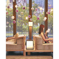 酒店跟台灣玻璃藝術家合作，在酒店大廳設置出一片光影與藝術空間。