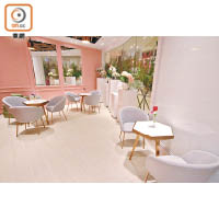 新店以粉紅色和花卉作裝飾，六角形小餐桌配舒適椅子，甚討女生歡心。