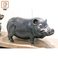 以皮革、金屬、玻璃纖維打造的動物造型椅子，紋理細緻。 $32,000