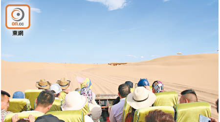 「沙漠沖浪車」就像架開篷觀光車，坐上後只覺好寫意，但一張開口就食沙。