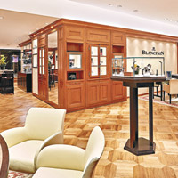 Blancpain中環旗艦店佔地1,200平方呎，木材裝飾洋溢溫暖感覺。