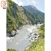 作為台灣東部第一大河川的秀姑巒溪，沿途擁有峭壁巨石的風景。