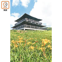 個觀景亭景觀各不同，設計也有別，如這個「山嵐亭」可俯瞰台東的平原。