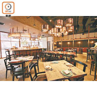 餐廳可容納約80人，內裝以型格、Homey為主調，氣氛與門外繁華的街景截然不同。