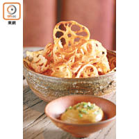 Lotus Root Chips,Chicken Liver Cream $38<br>本地蓮藕切成薄片，配上以雞肝、忌廉、洋葱、蒜、醋等調成的醬汁，配搭新穎的佐酒小食，味道濃郁惹味。