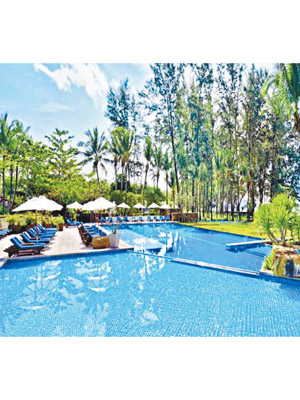喀比的Dusit Thani Krabi Beach Resort，除了望海泳池，仲有Club Suite With Plunge Pool套房。