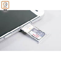 支援雙卡雙待，其中一個SIM卡槽與記憶卡共用。