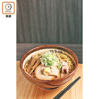炙熱味噌拉麵 $80（d）<br>麵豉湯底經炒香後帶鑊氣，配上極太蛋麵，以日本直送的特製保溫碗盛載奉上，很有北海道風味。