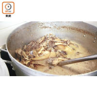 沾麵店的豬骨湯膽用上60公斤豬骨、豬腳、雞腳、雞骨熬足12小時而成，之後的6小時更由專人每2至3分鐘攪拌一次成超濃湯底。