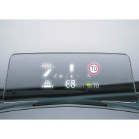 Head-up Display除顯示車速外，更有辨識行車速度路牌、鄰線車輛提示及轉線盲點提示等。