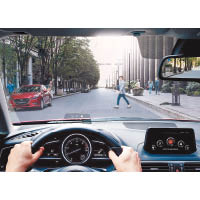 預載Advanced Smart City Brake Support系統，藉着鏡頭監察前方障礙物，例如突然有行人衝出馬路，系統會自動減速或煞停。