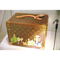 展覽部分展品來自劉嘉玲的私人珍藏，包括這個Louis Vuitton化妝箱。