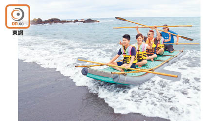 跟隨阿美族人乘坐結構簡單的膠筏，乘風破浪，比划艇仔來得更刺激過癮。