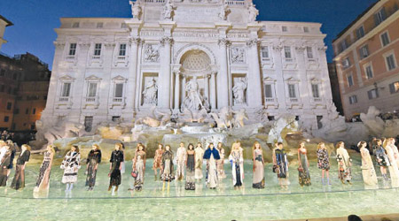  Fendi於羅馬許願池上舉行2016~17年秋冬Haute Fourrure高級訂製皮草系列Fashion Show。