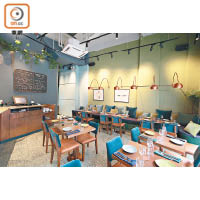 餐廳環境輕鬆舒適，由牆身、地板、餐巾以至天鵝絨坐墊，都是統一以藍綠色為主調，配上特別訂製的皮革座椅、銅製燈罩、廚櫃等，很有異國情調。