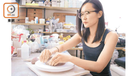 工作坊由陶瓷藝術家Grace Tang教授，參加者能夠自製具個人特色的小碟。