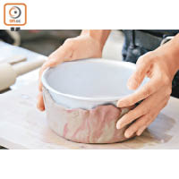 3. 用模具將泥餅塑造出小碟形狀，批走多餘的陶泥。