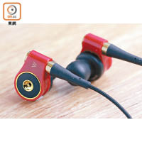 採用可換線設計，耳機與耳線透過MMCX端子相連，讓耳機迷能隨時升級。