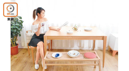 橡木餐桌可由132厘米延伸至190厘米，方便招呼朋友。$5,999