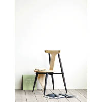 Guan Chair<br>這款橡木椅子的設計靈感源自傳統明式家具的官帽椅，並以梯形線條承接官帽椅獨有的長靠背。$3,299