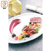 Pan-Roasted Duck Breast $228<br>用慢煮方式煮熟鴨胸後烤香，配以血橙、西柚、紅菜頭等，令鴨肉不會太過油膩飽滯，一道菜式可以品嘗到甜、酸、苦、鹹4種滋味。