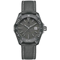 TAG Heuer Aquaracer 300M Black Phantom採用型格的全黑設計，鈦金屬錶殼配陶瓷錶圈。$23,450