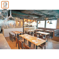 餐廳位於銅鑼灣鬧市，地點就腳，最重要是可以隨意拼合的餐枱，方便多人一起用餐。