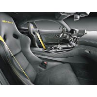 專屬賽車化桶椅配上黃色安全帶及黃色縫線點綴，頭枕位還繡有AMG廠徽。