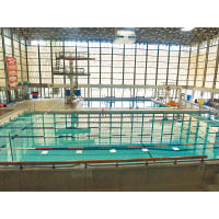 Simon Fraser University擁有室內泳池、足球場等設施，暫時是唯一一所參與美國全國大學體育協會的加拿大大學。