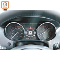 錶板中央加入電子顯示屏，進一步豐富行車資訊。