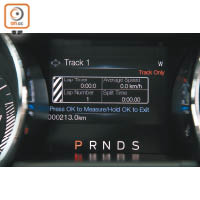 只要進入車載Track Apps，便可透過儀錶板中央的4.2吋小屏幕，顯示單圈計時、圈數、平均時速及分段時間等即時數據。