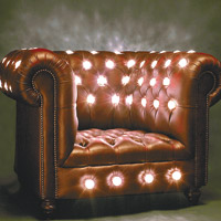 Club Chair<br>限量發售的Club Chair非常有氣勢，把經典的Chesterfield Sofa裝上85個經過精密設計的小燈泡，使感覺沉重的梳化幻變成舞台一樣。 