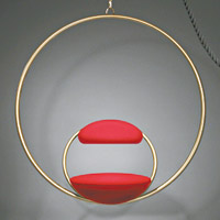 Hanging Hoop Chair<br>由兩個大小不同的銅圈重疊而成的吊椅，座墊和背墊由紅色羊毛布料製造，視覺上輕巧優雅，展現平衡之美。