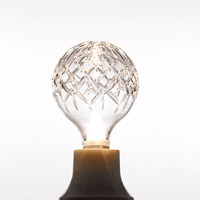 Crystal Bulb<br>如藝術品般優美的雕花水晶燈泡，每一個都暗藏Lee Broom的Logo，絕對是一個具代表性的作品。