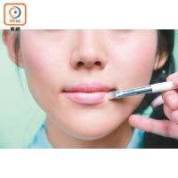 Steps<br>先以粉色或遮瑕液修正唇形，唇色偏深者可塗搽全嘴以調整色調。