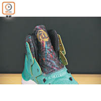 Nations Pack的鞋舌設計最為Colorful，用上馬賽克花紋。