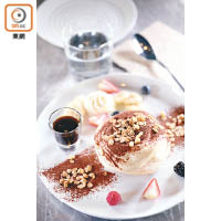 Tiramisu on Pancakes $135<br>口感有點像梳乎厘的班戟富芝士香味，淋上意大利芝士及朱古力粉，吃時記得淋上咖啡糖漿，是會叫人吃個不停的款式。