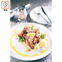 Buttermilk Chicken Waffle $130<br>經過發酵的窩夫密度較為稀疏，入口鬆脆輕盈，配以新鮮酥炸的炸雞，不油不膩，相當飽肚。