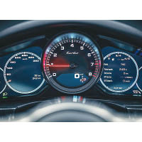 儀錶板中間為轉數錶，兩旁則各由7吋電子顯示屏組成，提供豐富行車資訊。
