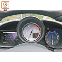錶板由傳統指針儀錶及電子屏幕組成，行車資訊豐富。