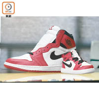 （左）Air Jordan 1 Chicago $4,399、（右）Air Jordan 1 Chicago Toddler 未定價