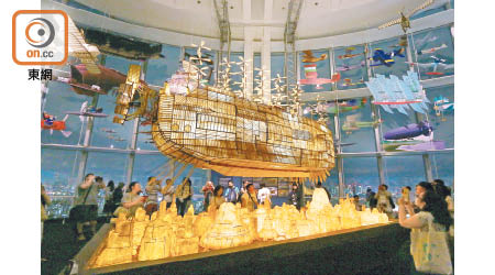 宮崎駿天馬行空奇想的飛船在展覽中得以立體化，其螺旋槳會不停轉動，船身更會定時定候升空！