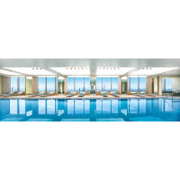 酒店的泳池設於室內，不論天氣如何都可隨時享用。